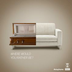 an empty couch sitting in front of a wooden box with the words emqual desses voge essohe ficar?