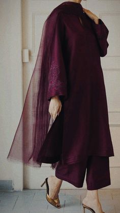 Winter Desi Outfits, Winter Ethnic Outfits, Long Summer Dress Outfits, Eastern Clothes, Pakistani Suits Party Wear, Simple Suit Designs, Monday Outfit, Black Frock