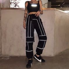 Clubbing Outfits Classy, Classy Tomboy, Edc Rave Outfits, Casual Rave Outfits, Rave Outfits Pants, Chic Dinner Outfit, Reflective Pants, Dinner Outfit Fall, Yogapants Outfit