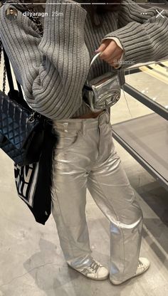 Metallic Jeans Outfit, Silver Jeans Outfit, Silver Pants Outfit, Metallic Pants Outfit, Charleston Outfits, Grey Jeans Outfit, Silver Outfit, Parisian Outfit, Silver Outfits