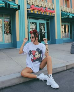 15 Disneyland Outfit Ideas for Moms: Stylish and Comfortable Tips Disney Birthday Outfit, Trendy Disney Outfits, Disneyworld Outfit Women, Disney World Aesthetic Outfits, Cute Disney Fits, Epcot Outfit Ideas, Disneyworld Outfit, Disneyland Fits