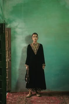 Sureena Chowdhri, Black Velvet Suit, Casual Bridal Dress, Velvet Kurta, Velvet Dupatta, Wedding Edit, Stylish Kurtis Design, Winter Suits