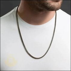 Inspirado en la intrincada cola del zorro esponjoso, este collar es una declaración estoica. Los eslabones entrelazados en forma de V fluyen a la perfección en un patrón interminable y elegante. Ponérselo es como adoptar un aplomo tan natural como el de esa astuta criatura del bosque que le da carácter. Deja salir a jugar al zorro que llevas dentro y mantenlo elegante con esta pieza destacada que añade un toque salvaje a cualquier look.

 Especificaciones : 
Metal : Acero inoxidable
 De color negro
 Acabado : Mate cepillado
 Longitud : Varios
 Peso : 32g

 Cuando se trata de collares para hombres, el acero inoxidable aporta fuerza, brillo y credibilidad callejera. Los collares de acero inoxidable entrelazan anillos, discos o cuentas de metal en texturas increíbles, perfectas para el hombre Forest Creatures, Keep It Classy, Stainless Steel Necklace, Modern Man, Low Key, Metal Rings, V Shape, Chain Necklace, Things To Come