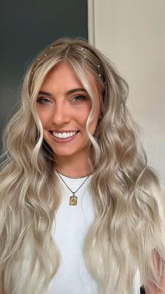 Hair Down Styles, Umgestaltete Shirts, Cute Bride, Cute Prom Hairstyles, Formal Hairstyles For Long Hair, Simple Prom Hair, Hoco Hairstyles, Hair Hoco, Dance Hairstyles