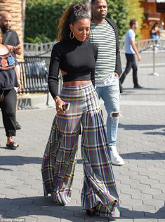 Mode Kimono, Moda Chic, Bohol, Looks Street Style, Mode Inspo, Plaid Pants, Dakota Johnson, Looks Style, High Waisted Trousers