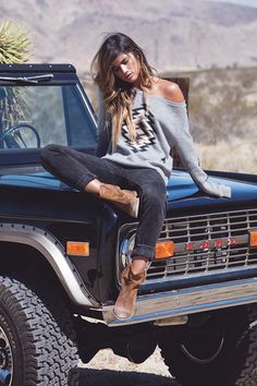 ROCKY BARNES FOR 360 CASHMERE | A Gypset Lifestyle Rocky Barnes Style, Bohemian Sweater, Casual Outfit Inspiration, Winter Boho, Boho Chic Outfits, Bohemian Clothes, Outfits Casuales, Western Wear