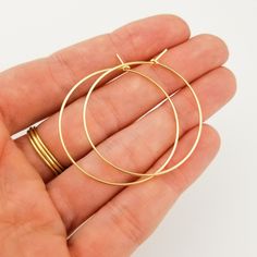 Thin and delicate, these gorgeous solid gold hoop earrings offer you the chance to elevate your outfit with classic beauty while keeping your accessories light and airy. 14k Gold Hoop Earrings, Jewelry Classic, Hammered Hoop Earrings, Special Gifts For Her, Solid Gold Earrings, Loop Earrings, Handmade Wire Jewelry, Solid Gold Jewelry, Handcrafted Earrings