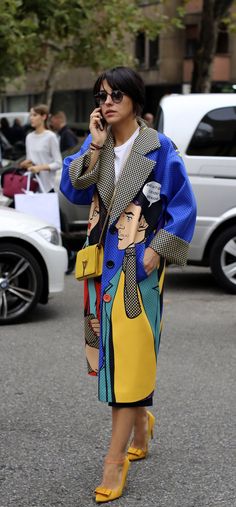 Wrapped up in pop art during Milan Fashion Week. (Photo: Lee Oliveira for The New York Times) Mantel Outfit, Pop Art Fashion, Fall Fashion Coats, Coat Outfit, Lady Fashion, Milan Fashion Weeks, Coat Outfits, Moda Vintage, Big Fashion