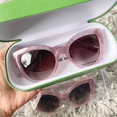 Who Is She ??? These Super-Chic Glitter Frames Will Have Everyone Asking . Kate Spade Glasses, Kate Spade Sunglasses, Kate Spade Accessories, Brown Sunglasses, Oversized Sunglasses, Brown Bags, Colored Sunglasses, Accessories Branding, Aviator Sunglasses