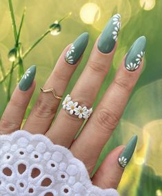 Nail Design Gold, Nails Bright, Dark Green Nails, 2024 Nails, Green Nail Designs, Cute Spring Nails, Daisy Nails, Purple Nail, Almond Nails Designs