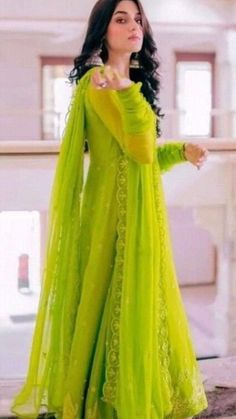 Mehendi Ceremony Outfits, Chudi Designs, Front Mehndi, Golden Lehenga, Neon Green Dresses, Pakistan Dress, Ethnic Dresses, Casual Frocks, Pic Poses