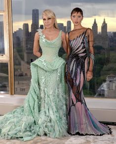 Versace Met Gala, Iris Law, Fairytale Fashion, Versace Fashion, Iconic Dresses, Prom Dress Inspiration, Donatella Versace, Vintage Gowns