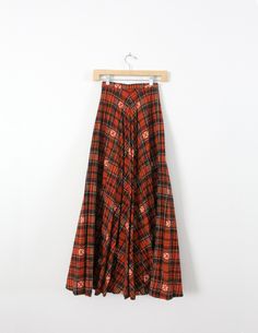 Black Plaid Skirt Outfit, Plaid Maxi Skirt, 70s Plaid, Black Plaid Skirt, Flannel Skirt, Plaid Skirt Outfit, Vintage Flannel, Deep Orange, Black And White Plaid