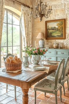 Create The Charm Of French Country Dining Rooms - Edward George French Country Breakfast, French Country Kitchens Ideas, Dining Room French Country, Cozy Dining Room Ideas, French Country Dining Room Table, French Country Dining Rooms, Modern French Country Decorating, Country Dining Room Decor, Dining Room Mirror Wall