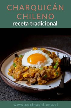 a plate with rice and an egg on it, in front of the words'receta traditionala '