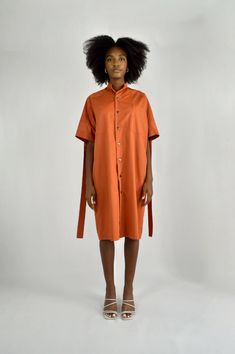 Made in FranceProduct description : - Orange cotton twill midi dress,- Short sleeves,- Mandarin collar,- Pleated in the back,- Tab in the back,- 2 patch pockets on the front,- Buttoned front closure with 8 metal snap buttons.Each piece is made by hand and in small series in our Parisian workshop in the 12th arrondissement, to meet our ecological commitments based on upcycling and slow fashion.Adopt Louise Marcaud's values, showing that today, it is important to consume differently. Wear award-wi Hot Iron, Midi Short Sleeve Dress, Mandarin Collar, Straight Cut, Dress First, Slow Fashion, Washing Clothes, Midi Length, Cotton Twill