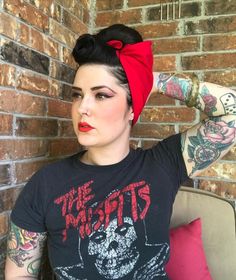 Bandana Hairstyles For Short Hair, Idea For Short Hair, Pin Up Girl Hairstyles, Pin Up Bandana, Rockabilly Hair Tutorial, Bandana Hairstyle, Cabelo Pin Up, How To Tie Bandana