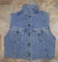 Vintage Dark Wash Denim Top With Pockets, Vintage Cotton Denim Top With Pockets, Vintage Denim Blue Top With Pockets, Vintage Light Wash Denim Top With Pockets, Retro Blue Denim Vest With Pockets, 90s Cotton Denim Vest With Pockets, 90s Style Cotton Denim Vest With Pockets, Vintage Denim Vest With Pockets For Spring, Vintage Denim Top With Pockets