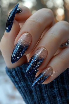 Dark Blue Nails With Charms, Christmas Nails Navy Blue, Navy Nails With Glitter, Christmas Nails Navy, Blue And Gold Glitter Nails, Navy Blue Acrylic Nails Designs, Winter Nails Dark Blue, Dark Blue Sparkly Nails, Dark Blue Glitter Nails