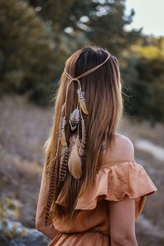 This boho feather headband is made with natural cruelty free feathers in the brown palette. The size of the feathers vary about 7 to 17cm. The headpiece is also available as a feather hair extension (the suede cord with all feathers is attached to a brown hair clip). ➳Each feather headpiece is hand crafted with love which make it unique and slightly different. ➳Comfortable and easy to wear, the feather headband is fully adjustable to any head sizes with an adjustable knot. ➳All boho headpieces are packed with care for a safe transit to your home. Please note that actual colors may differ slightly from their appearance on different displays. If you have any questions, feel free to contact me. ❣ Thank you for your visit ❣ Boho Hair Feathers, Feather Hair Band, Diy Hair Feathers, Feathers In Hair, Boho Feather Headband, Rosemary For Hair, Feather Hair Accessories, Feather Hair Pieces, Boho Hair Accessories