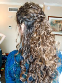 Half Up Half Down Braid Curly Hair, Naturally Curly Half Up, Naturally Curly Prom Hairstyles, Naturally Curly Half Up Half Down, Half Up Curly Hairstyles Wedding, Prom Hairstyles Curly Hair Natural Curls, Curly Hairstyles Bridesmaid, Half Up Half Down Natural Curly Hair, Natural Curly Wedding Hairstyles