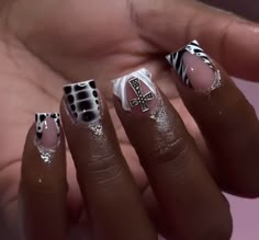 Black And White Chanel Nails, Short Black Croc Nails, Freestyle Nails Short, Black White Nails Designs, Black Nails Ideas Short, Black Freestyle Nails, Black Short Acrylic Nails, Short Set Acrylic Nails, Nail Designs Bling