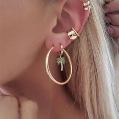 Everyday hoop earrings that will never run out of style. They have the perfect size and are lightweight Metal: Sterling silver 925 with 18k gold plating. Earring Hoop plain, medium size 3 MM. Piercing Party, Piercing Stud, Palm Tree Design, Flower Branding, Earring Hoop, Tropical Island, Square Earrings, Tree Design, Vintage Pearls