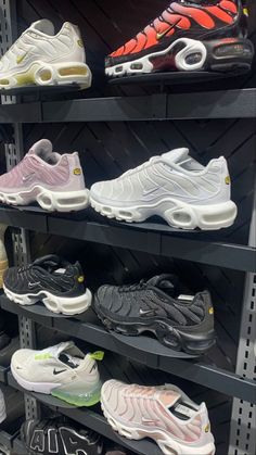 Nike Tns, White Nike Shoes, Nike Fashion Shoes, Nike Tn, Shoes Outfit Fashion, Sneakers Looks