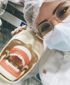 Prótese | odontologia | estudos | aesthetic | oclusão | dentista | dentistica | odonto por amor | manequim | dentes | dental | dentistry | dentist Dentist Girl Aesthetic, Dentist Girl, Dentist Student, Dental Animation, Uni Vibes, Dental Cement, Female Dentist, Student Aesthetic, Dental Humor