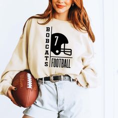 Hey there, football fan! Ready to showcase your team spirit with a personalized touch? Our Custom Football Team & Number Sweatshirt lets you represent your favorite team and player in style. Whether you're at the stadium, hosting a tailgate party, or cheering from home, this sweatshirt combines comfort and sporty flair. Crafted from ultra-soft, high-quality fabric, our Custom Football Team & Number Sweatshirt ensures warmth and durability throughout the season. Its relaxed fit and premium materi Cheap Sweatshirt With Team Name For Fans, Sports Sweatshirt Outfit, Football Sweater Ideas, Sports Shirts Ideas, Team Shirt Designs, Football Shirt Designs, Football Diy, Football Team Shirts, Football Cheer