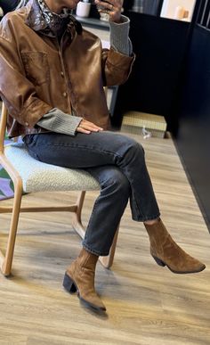 Brown Suede Pants Outfit, Creme Boots Outfit, Texas Outfits, Brown Suede Loafers, Daily Outfit Inspiration, City Outfits, Classy Work Outfits, Lovely Clothes, Casual Winter Outfits