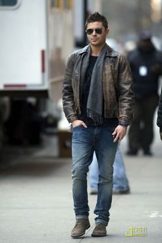 Zac Efron Style Zac Efron Style, Men Boot, Mens Fashion Smart, Mens Fashion Rugged, Hipster Mens Fashion, Wearing Sunglasses, Rugged Style, Zac Efron, Outfit Dress