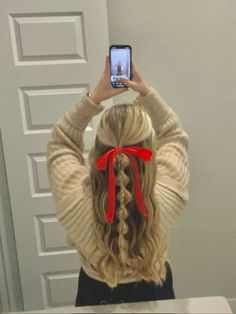 ribbon hair, bubble braid, teen hairstyle, hair inspo, christmas hair Pink Out Day Hairstyles, Fun Hairstyles With Ribbon, Hairdos With Ribbon, Cute Hairstyles With Pearls, Trendy Bow Hairstyle, Fall Ribbon Hairstyles, Christmas Bow Outfit, Bubble Braid Ribbon, Football Gameday Hairstyles