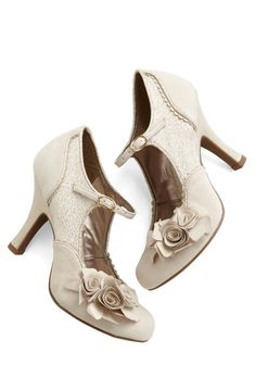 47 Exquisite Wedding Shoes for the Bride http://www.ecstasycoffee.com/47-exquisite-wedding-shoes-bride/?img=30 Ruby Shoo, Rose Mary, Flower Heels, Vintage Shoe, Wedding Shoes Bride, Vintage Heels, Bridesmaid Shoes, Retro Mode, Scalloped Trim