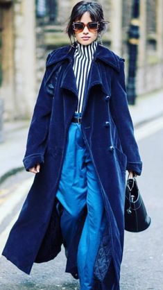 Long Blue Coat Outfit Winter, Long Trench Coat Outfit Street Styles, Blue Coat Street Style, Blue Trench Coat Outfit, Long Blue Coat, Blue Coat Outfit, Dark Blue Coat, Long Coat Outfit