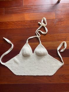 This is a pdf pattern of a crochet halter top. This is a great halter top to wear in the summer and it's very breathable!  This crochet halter tie top is for sizes extra small (XS) to small or sizes 0 to 4. This top uses your measurements so it's customizable.  This pattern is good for beginners and those with intermediate knowledge of crochet. I used one skein of yarn. When you purchase this, you'll receive an eight page pattern with step-by-step instructions as well as photos and diagrams.  Supplies: Crochet hook size F-5 Acrylic yarn medium weight size #4 - one skein (I used Lion Brand) Scissors Darning needle (large blunt needle for yarn) Measuring tape If you make this, I would love to see your photos! And if you need any help or believe there needs to be adjustments to the pattern, p Crochet Outfits For Summer, Crochet Projects For Absolute Beginners, Crochet Straps For Tops, Crochet Party Top, How To Crochet A Top, Crochet Top Diagram, Simple Crochet Tops, Tie Top Crochet, Crochet Summer Ideas