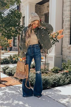 Women’s Fall Picture Outfit, Acadia Fall Outfits, Trendy Fall Fashion 2024, Farm Work Outfits Women, Long Vest Jacket Outfit, Long Denim Dress Outfit Fall, Casual Styling Women, Layered Look Clothing, Anniversary Weekend Outfits