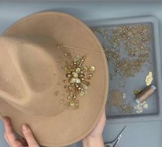 Sombreros Decorados Ideas, Embroidered Fedora, Embellished Hats, Stylish Womens Hats, Fascinator Hats Diy, Bone Bordado, Custom Made Hats, Simple Hand Embroidery Patterns