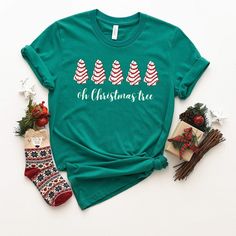 Christmas Shirts For Women, Christmas Shirt Designs, Christmas Tshirt Designs, Aesthetic Christmas Outfits, Fall Birthday Outfit, Christmas Outfit Aesthetic, Christmas Outfit Casual, Christmas Fits, Christmas Day Outfit