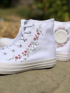 Unique White Shoes, Floral Embroidered Shoes, White Converse Embroidery, Embroidered White Converse, Painted White Converse, Embroidered Converse Low Top, Embroidery Shoes Diy, Converse Embroidery