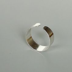 A sterling silver toe band plated in rose gold. Comes with a matte finish. Width: 6mm This is an open ended toe ring and can be adjusted to fit most feet. These toe rings are made of 925 hypoallergenic sterling silver plated in gold. Please note this price is for ONE toe ring only. Sent in a gift box. I can include a personal message from you if needed You are welcome to contact me at... bhavnakwintra1956@gmail.com For more beautiful pieces from my shop, please browse 👇 TOE RINGS: https://www.e Nickel Free Adjustable Minimalist Toe Rings, Minimalist Adjustable Nickel-free Toe Rings, Adjustable Minimalist Round Toe Rings, Minimalist Hypoallergenic Open Toe Ring, Nickel-free Minimalist Toe Ring, Minimalist Nickel-free Open Toe Rings, Toes Ring Silver, Silver Bodies, Evil Eye Earrings