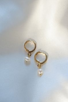 Minimalist Pearl Charm Hoop Earrings, Minimalist Gold Baroque Pearl Earrings, Gold Hoop Earrings With Baroque Pearls, Tortoise Shell Necklace, Gold Baroque Pearl Hoop Earrings, Minimalist 14k Gold-filled Hoop Earrings With Pearl Charm, Gold Necklace Simple, Gold Coin Necklace, 18k Gold Earrings