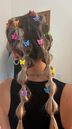 Outfit Ideas For Music Festivals, Coachella Hair 2023, Cute Pride Hairstyles, Jean Short Festival Outfits, Edc Rave Hairstyles, Festival Hair Up Styles, Music Fest Hairstyles, Pride Parade Hairstyles, Beach Festival Hairstyles