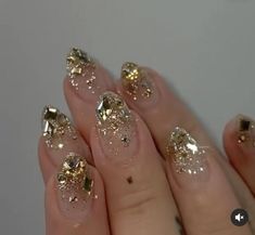 Simple Jewl Nails, Asian Design Nails, Korean Gold Nails, Gold Nails With Gems, Gold Crystal Nails, Nail Gem Placement Ideas, Gold Gem Nails, Nails Gems Rhinestones, Gold Rhinestone Nails