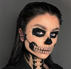 Halloween Costumes Skull Make Up, Skull Face Halloween Makeup, Halloween Makeup Full Face, Skull Face Paint Aesthetic, Skull Halloween Makeup Easy, Skull Face Makeup Tutorial, Skull Makeup Women, Skull Face Makeup Easy, Couple Skull Makeup