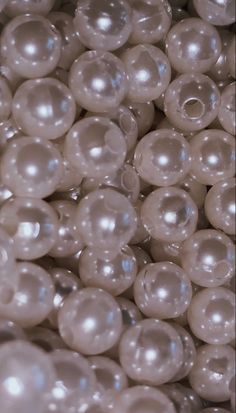 many white pearls are shown in this close up photo