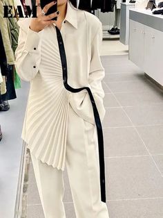 Streetstyle 2023 Women, Ropa Upcycling, China Clothes, Loose Fit Shirts, Autumn 2022, Elegant Blouses, Abayas Fashion, Fashion Spring, Inspiration Mode