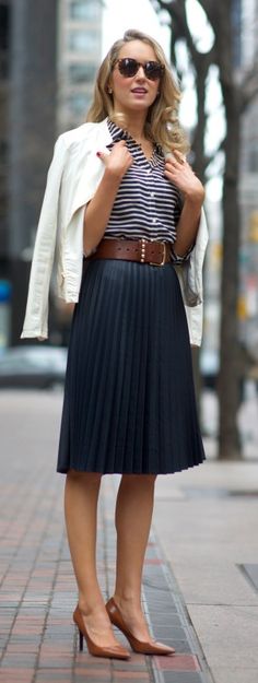 navy pleated midi skirt + striped shirt + white moto jacket Israelite Women, Classy Cubicle, Weekend Mode, Hebrew Israelite, Skirt Midi, A Skirt, Work Wardrobe