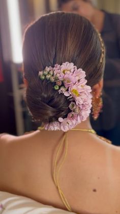 Hair Bun Indian Style, Hairdos With Flowers, Beautiful Wedding Aesthetic, Bridal Hairstyle Flowers, Flower Wedding Hairstyles, Haïr Style For Wedding Bride, Indian Hairstyles Bun, Hair Styles On Lehenga, Flower Bun Hairstyle Wedding Bride