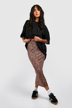 Midi Rok Outfit, Leopard Skirt Outfit, Printed Skirt Outfit, Midi Skirt Outfit, Mum Fashion, Baby Shower Outfit, Maxi Skirt Outfits, Leopard Print Skirt, Leopard Skirt